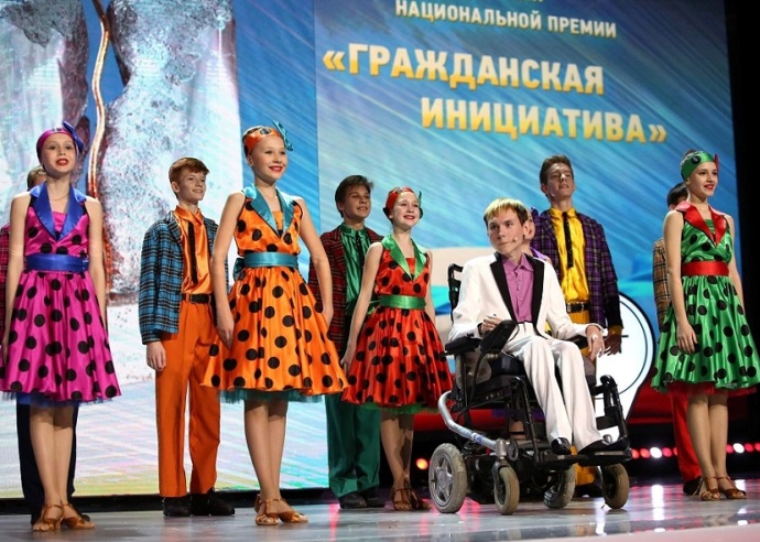 Дети фонда и певец-инвалид Евгений Ляпин Дети фонда и певец-инвалид Евгений Ляпин