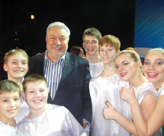 Юлий Гусман с подопечными фонда Андрюша Юлий Гусман с подопечными фонда Андрюша