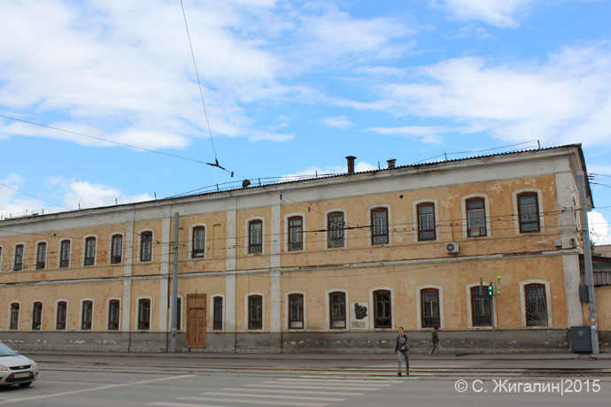 Здание белой казармы
