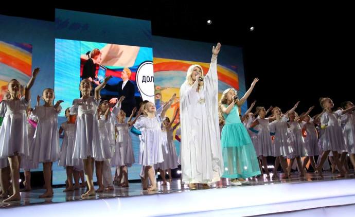 Кадр с номера Я рисую этот мир! Выступают подопечные фонда Андрюша со Светланой Коротеевой Кадр с номера Я рисую этот мир! Выступают подопечные фонда Андрюша со Светланой Коротеевой