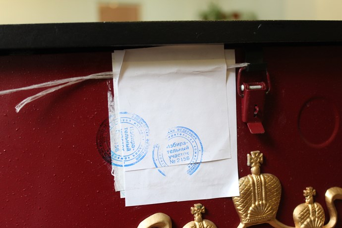 Не опечатанный ящик для голосования, на выборах в 2013
