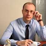 Челябинский общественник просит снести шлагбаумы у здания правительства региона
